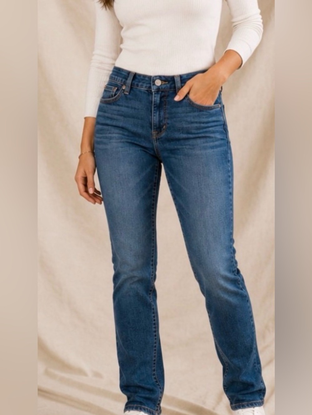 GUESS Performance Women's Slim Straight Jeans Size 30 Medium Wash Stretch Denim